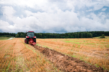 Obraz premium tractor plows the land
