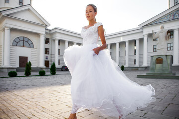 Obraz premium Portrait of a young woman in a white ball gown