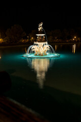fuente de agua nocturna
