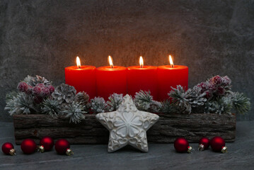 Rote Kerzen mit Weihnachtsdeko