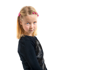 Mobbing? - junges hübsches, blondes Mädchen schaut enttäuscht in die Kamera vor weißem...