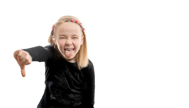 Frechdachs -kleines Mädchen zeigt  Zunge raus und Daumen nach unten