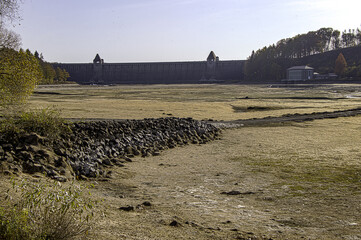 Talsperre mit leerem Ausgleichsweiher vor Blauem Himmel	