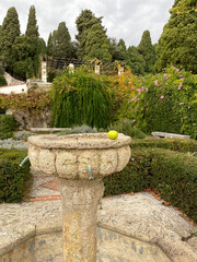 fontaine en pierre dans un jardin à la française