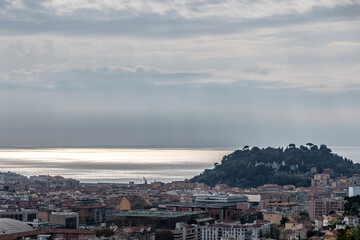 colline du château de Nice en bord de mer