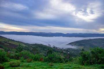 Fototapeta na wymiar Clouds over the mountains - amancer en Kuelap