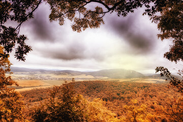 landschaft unter dunklen wolken in ungarn