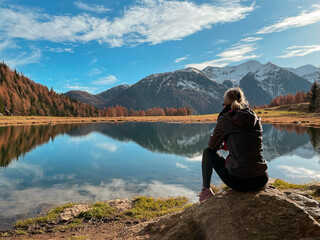 Naklejka premium lago paesaggio escursione gita vivere la montagna benessere bellezza natura con la natura camminare sport