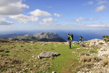 escursionista en la Mola de SEsclop con la punta Fabioler al fondo, Andratx, sierra de tramuntana, Mallorca. Islas Baleares. Spain.