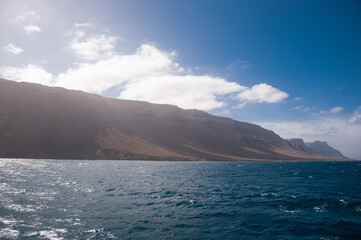Vue sur lanzarote depuis la côte de la graciosa