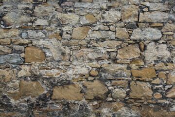 Unregelmäßige Natursteinmauer
