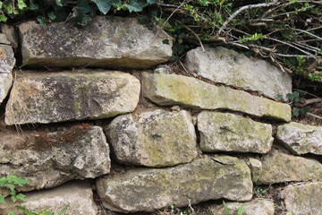 Unregelmäßige Natursteinmauer