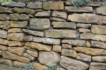 Unregelmäßige Natursteinmauer