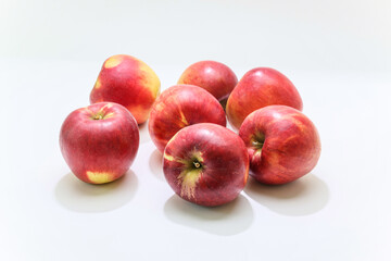 Fototapeta na wymiar 白バックの紅玉りんご