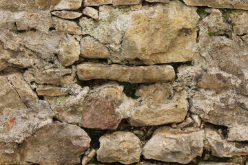 Unregelmäßige Natursteinmauer