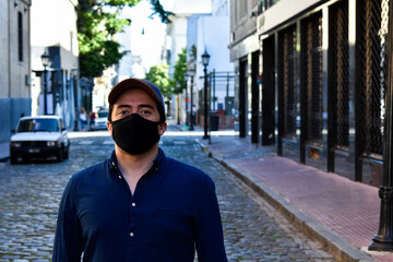 young man wearing a mask for the pandemic in the city