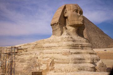 Fototapeta na wymiar Sphinx and the great Pyramid behind 