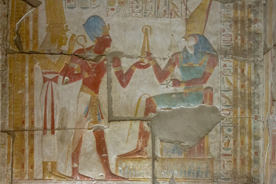 Egyptian deity Hórus receiving offers of an Pharaoh disciple