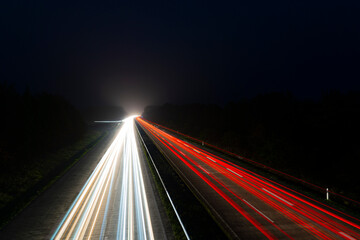 Fototapeta na wymiar Licht Auto, Fahrzeug in Bewegung, Langzeitbelichtung 7