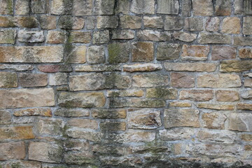 Unregelmäßige Natursteinmauer
