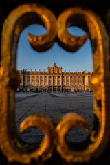 Vista del Palacio Real en Madrid a través de una verja. 