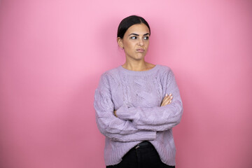 Obraz premium Beautiful woman wearing a casual violet sweater over pink background thinking looking tired and bored with crossed arms