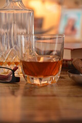scena di alcol bicchiere di cognac  con sigaro in un bar con dadi da gioco e occhiali