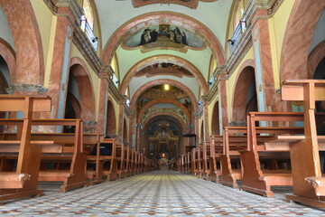 Obraz premium Interior de Catedral con arcos, cúpulas y bóvedas de la época medieval en Lambayeque Perú 