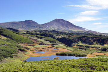 秋の沼と旭岳（北海道・大雪山）
