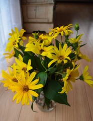 部屋の花瓶にさした黄色の花