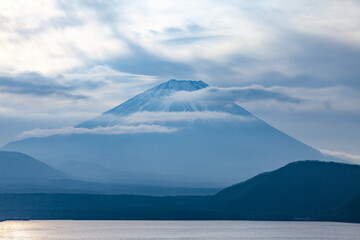 本栖湖の朝　山梨県身延町にて