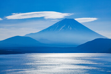 本栖湖の朝　山梨県身延町にて