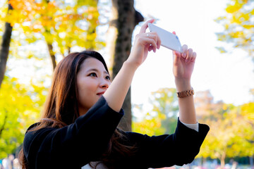 【東京都】スマホで写真を撮る女性【2020年　紅葉】
