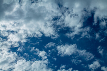 Obraz premium Blue sky with beautiful cumulus clouds. Sunny day. Beautiful background.