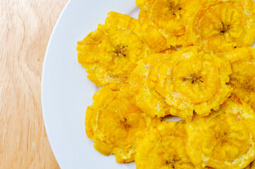 Plantains chips on a plate © Mabelin