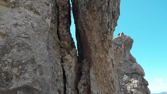 Drone tra le torri di roccia in Grigna meridionale