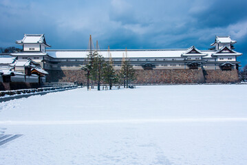 Fototapeta premium 雪の二の丸広場と五十間長屋