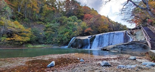 紅葉時期の滑津大滝の風景、宮城県七ヶ宿町/The waterfall in the autumn leaves at...