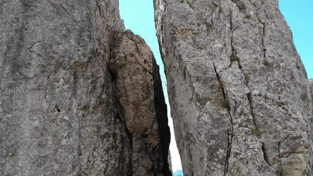 Drone tra le torri di roccia in Grigna meridionale