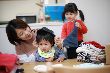 服の整理をする親子
