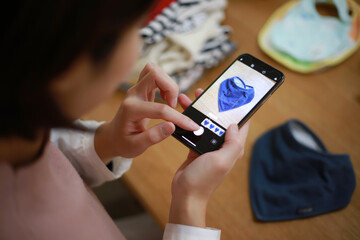 スタイを撮影する女性