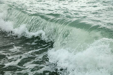Fototapeta na wymiar Wave in the sea with splashing water.