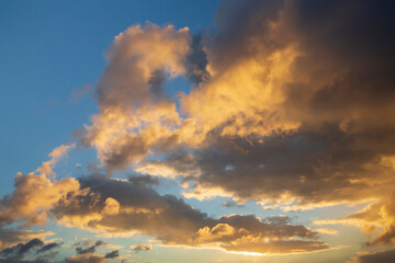 Obraz premium close-up sunset background on a cloudy day.