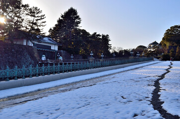 雪の皇居正門前