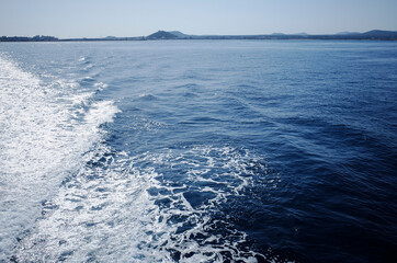 바다를 가르는 물결