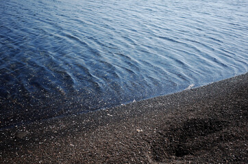 잔잔하게 멈춰있는 물결