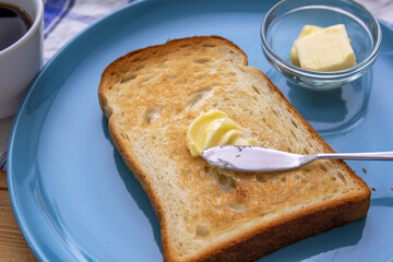 食パンとコーヒーとバター