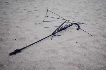 모래사장에 망가져서 버려진 우산대