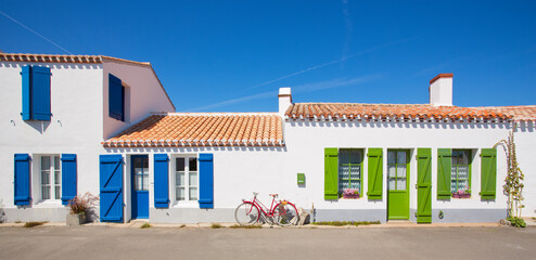 Village et maison sur l'île de Noirmoutier en Vendée, France.