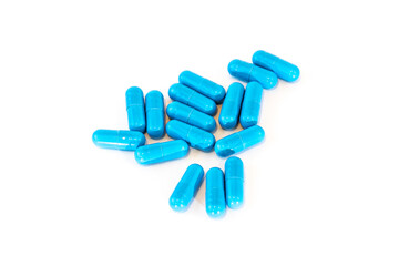 Cápsulas, pastillas de color azul sobre fondo blanco.